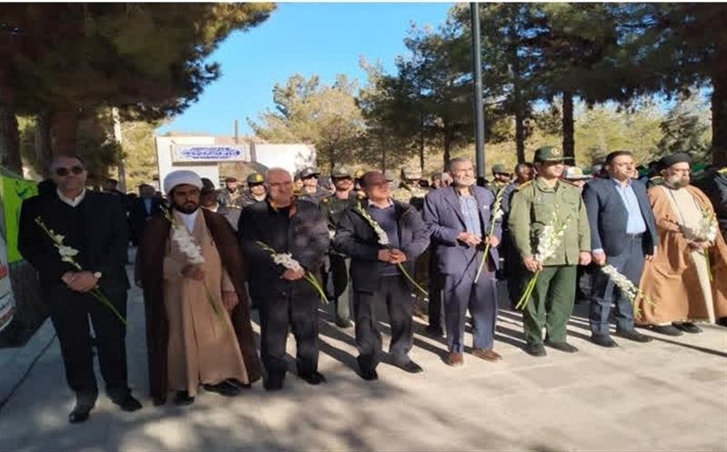 حضور شهردار در مراسم غبارروبی، گلباران و عطرافشانی قبور مطهر شهدای شهرستان آباده